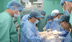 Ê kíp bác sĩ Bệnh viện Trung ương Huế đang thực hiện ca ghép tạng cho bệnh nhân.