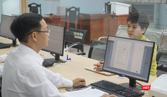 Cán bộ công chức phường Thanh Khê (Đà Nẵng) phục vụ người dân trong ngày đầu thí điểm.