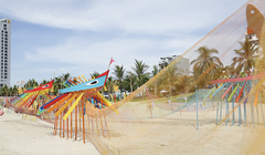 Không gian nghệ thuật sắp đặt “Câu chuyện làng chài” tái hiện nhịp sống, sự gắn kết cộng đồng và mối liên hệ giữa con người làng biển với biển cả.