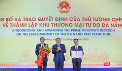 Phó Thủ tướng thường trực Chính phủ Nguyễn Hoà Bình thay mặt Chính phủ trao Quyết định của Thủ tướng Chính phủ về thành lập Khu Thương mại tự do Đà Nẵng cho lãnh đạo TP Đà Nẵng.
