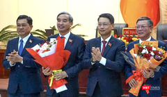Đại diện HĐND TP tặng hoa cho ông Lê Trung Chinh (thứ 2 từ trái sang), Chủ tịch UBND TP Đà Nẵng và ông Lê Văn Trung (bìa phải), Chủ tịch Ủy ban Mặt trận Tổ quốc Việt Nam TP Đà Nẵng.