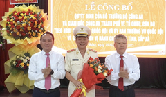 Thiếu tướng Nguyễn Hữu Hợp (giữa), Giám đốc Công an tỉnh Quảng Nam chính thức giữ chức vụ Giám đốc Công an TP Đà Nẵng kể từ ngày 1/7.