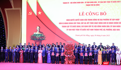 Ông Trần Cẩm Tú, Ủy viên Bộ Chính trị, Thường trực Ban Bí thư trao quyết định và tặng hoa cho các cá nhân trong Ban Thường vụ Thành uỷ Đà Nẵng mới.