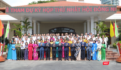 Các đại biểu HĐND TP Đà Nẵng và lãnh đạo Thành uỷ chụp ảnh lưu niệm nhân Kỳ họp đầu tiên của HĐND TP Đà Nẵng sau hợp nhất với Quảng Nam.