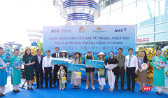 Hành khách may mắn trên chuyến bay trực tiếp Osaka – Đà Nẵng tại lễ đón.
