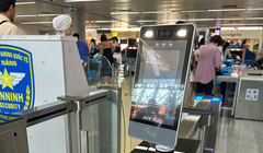 Nhận dạng sinh trắc học Face ID trên ứng dụng VNeID tại cổng an ninh, Sân bay Đà Nẵng.
