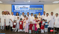 Lãnh đạo và nhân viên Bệnh viện Trung ương Huế chúc mừng ngày ra viện của các bệnh nhi vừa được ghép tủy thành công.