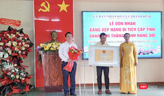 Bà Nguyễn Thị Anh Thi, Phó Chủ tịch UBND TP trao quyết định công nhận danh thắng Hang Dơi là danh thắng cấp thành phố cho lãnh đạo UBND xã Thạnh Bình.