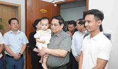 Thủ tướng Chính phủ Phạm Minh Chính cùng đoàn công tác trong chuyến kiểm tra thực tế phát triển nhà ở xã hội tại Huế.