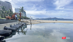 Biển du lịch Đà Nẵng bị nước thải hôi thối tấn công.