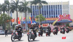 Các lực lượng diễu hành hưởng ứng Ngày toàn dân phòng, chống mua bán người 30/ ở trung tâm TP. Huế.