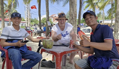 Anh Phan Thanh Trinh cùng bạn và du khách người Australia chung vui khi tìm lại được chiếc nhẫn kim cương bị đánh rơi ở bãi biển Cửa Đại. Ảnh nhân vật cung cấp