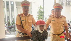 Người khách có biểu hiện bất thường bị lực lượng CSGT khống chế.