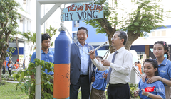 Ông Nguyễn Văn Quảng, Bí thư Thành ủy Đà Nẵng và ông Trương Gia Bình, Chủ tịch HĐQT Tập đoàn FPT thực hiện nghi thức đánh kẻng khai trường tại lễ khánh thành trường Hy Vọng dành cho trẻ mất cha mẹ vì COVID-19.