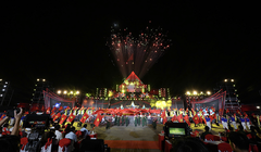 Quang cảnh chương trình nghệ thuật “Dưới cờ vinh quang” chào mừng kỷ niệm 80 năm Cách mạng tháng Tám và Quốc khánh 2-9 đã chính thức diễn ra tại Huế.