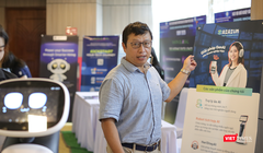 Ông Anthony Tuan Phan, Founder và CEO Công ty CP Trí tuệ Nhân tạo Việt Nam - AIAIVN, bên robot sử dụng công nghệ GenAI phục vụ du lịch.