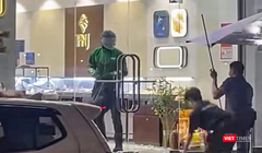 Tên cướp thực hiện vụ cướp tiệm vàng PNJ ở Đà Nẵng. Ảnh chụp từ clip.