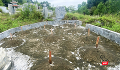 Ban Quản lý dự án đầu tư xây dựng khu vực 1 (TP Huế) dùng thanh gỗ cắm vào giữa các mộ phần cạnh chùa Thiên Mụ (TP Huế) để kiểm đếm gây phản cảm.