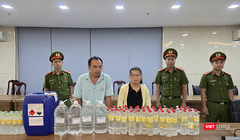 Vợ chồng Thanh - Hậu cũng tang vật tại cơ quan công an.