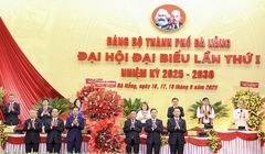 Ông Trần Cẩm Tú, Uỷ viên Bộ Chính trị, Thường trực Ban Bí thư thay mặt Bộ Chính trị tặng hoa chúc mừng Đại hội Đại biểu lần thứ I Đảng Bộ TP Đà Nẵng, nhiệm kỳ 2025-2030.