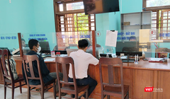 Người dân làm thủ tục tại Trung tâm phục vụ dịch vụ công xã Nam Trà My, thành phố Đà Nẵng. Ảnh Xuân Thọ.