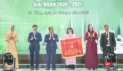 Đại diện UBND thành phố Đà Nẵng trao tặng Cờ thi đua cho ĐH Đông Á trong lễ khai giảng năm học mới.