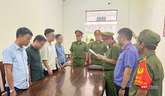 Cơ quan Cảnh sát điều tra, Phòng Cảnh sát kinh tế Công an thành phố Đà Nẵng tống đạt quyết định khởi tố đối với các bị can. Ảnh Công an cung cấp.