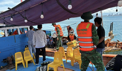 Lực lượng tuần tra của Đồn Biên phòng Sơn Trà (Đà Nẵng) kiểm tra và xử lý trường hợp tàu cá tổ chức tour câu mực trên biển trái phép. Ảnh: Đồn Biên phòng Sơn Trà cung cấp.