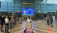 Những hành khách đầu tiên trên chuyến bay của hãng hàng không Scoot Airlines từ Singapore đến Đà Nẵng.