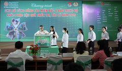 Thầy và trò Đại học Đông Á quyên góp ủng hộ đồng bào khắc phục hậu quả thiên tai, bão lũ năm 2025.