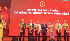 Ông Hồ Quang Bửu (thừ 2 từ trái sang), Phó Chủ tịch UBND thành phố Đà Nẵng thay mặt UBND TP Đà Nẵng nhận cup vinh danh là “Thành phố tiêu biểu về chuyển đổi số giai đoạn 2020 - 2024”.