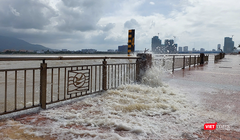 Nước sông Hàn cùng các đợt sóng tràn qua vỉa hè đường Như Nguyệt, thành phố Đà Nẵng.