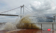 Sóng biển dâng, đánh mạnh vào vỉa hè đường Như Nguyệt tại khu vực của sông Hàn, thành phố Đà Nẵng