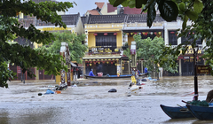 Cầu An Hội chìm trong nước lũ.