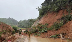 Giao thông trên địa bàn các xã miền núi thành phố Đà Nẵng bị sạt lở nghiêm trọng.