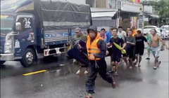 Người dân khiêng cả ghe đưa các nạn nhân bị ngạt khí thải máy nổ đi cấp cứu.