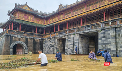Di tích Cố đô Huế ngập sâu trong nước.