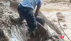 Lực lượng chức năng xã Trà Đốc (Đà Nẵng) kịp thời cứu nạn nhân bị lũ cuốn trôi, vùi sâu dưới lớp bùn.