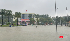 Các tuyến đường trên địa bàn TP Huế ngập sâu trong nước do mưa lớn kéo dài.