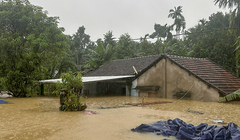 Đợt mưa lũ kéo dài từ 25/10-29/10 trên địa bàn Đà Nẵng đã làm 7 người chết, 4 người mất tích, 21 người bị thương, 76.427 hộ dân bị ngập.