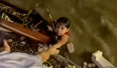 Bé trai được cứu lên bờ một cách thần kỳ và may mắn giữa dòng nước xiết.