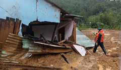 Sạt lở khiến nhà dân ở thôn Atếêp, xã A Vương, thành phố Đà Nẵng bị sập.