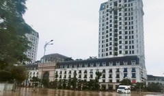 Chung cư The Manor Crowm Huế bị nước lũ bao vây.