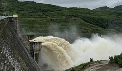 Thuỷ điện Sông Tranh 2 xả lũ.