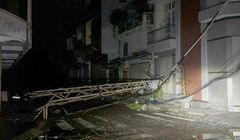 Cột điện thép định hình ở phường Quy Nhơn, tỉnh Gia Lai bị bão số 13 quật gãy.