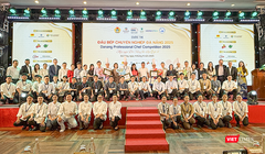 Các đội thi tham gia Cuộc thi Đầu bếp chuyên nghiệp Đà Nẵng 2025 chụp ảnh lưu niệm cùng ban giám khảo và ban tổ chức.