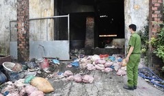 Cơ sở sản xuất mỡ động vật bẩn nằm giữa nghĩa địa thôn Phú Sơn Nam, xã Hoà Tiến, TP Đà Nẵng