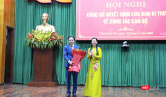 Bà Bùi Thị Quỳnh Vân, Phó trưởng Ban Tổ chức Trung ương trao Quyết định cho ông Nguyễn Khắc Toàn. Ảnh Dũng Văn