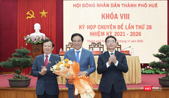 Ông Nguyễn Khắc Toàn (đứng giữa) được bầu giữ chức Chủ tịch Chủ tịch UBND thành phố.