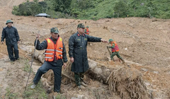 Lực lượng cứu nạn phát hiện thi thể nổi trên bề mặt đất đá, do mưa lớn kéo dài cuốn trôi đất đá, bùn đất. Ảnh Khải Đăng.